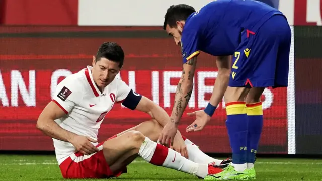 لواندوفسکی هنگام بازی برای لهستان آسیب دید و دیدار رفت و برگشت مقابل پاریس را از دست داد