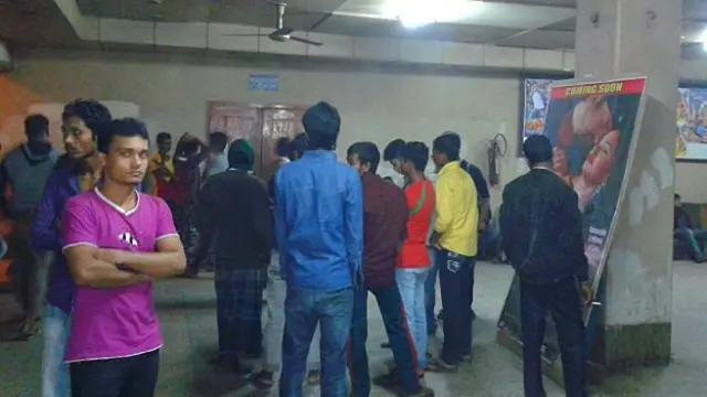 সিনেমা হলের সামনে ভিড়
