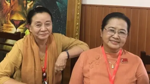 ကရင်ပြည်နယ် ဝန်ကြီးချုပ် ဒေါ်နန်းခင်ထွေးမြင့် (ဘယ်အစွန်)