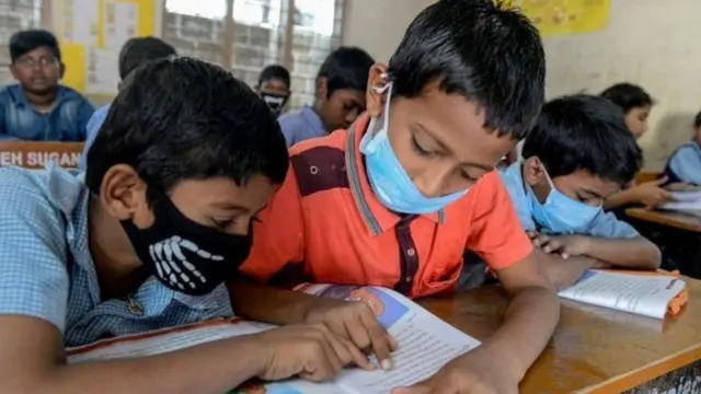 અસર 2021ના સરવે દરમિયાન સરેરાશ 67.6 ટકા બાળકો પાસે સ્માર્ટફોન હતા, જેમાં સરકારી શાળાના બાળકો પાસે સરેરાશ 63.7 ટકા, જ્યારે ખાનગી શાળાના 78 ટકા બાળકોના ઘરમાં સ્માર્ટફોન આવી ગયા હતા.