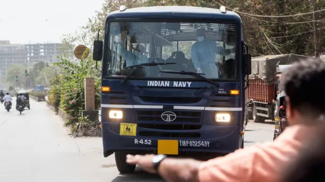 नौसेना बसें