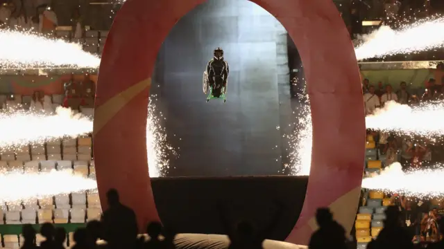 ABD'li sporcu Aaron Wheelz, özel tekerlekli sandalyesiyle 17 metrelik bir rampadan atladı.