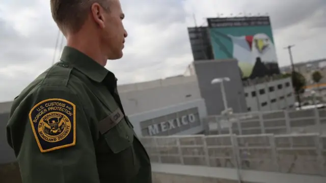 Oficial de control de frontera de Estados Unidos con México
