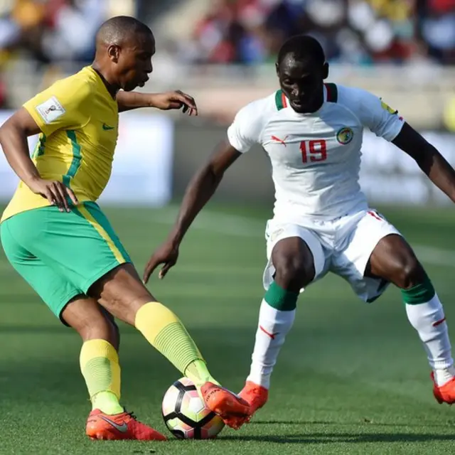 Jugadores de Sudáfrica y Senegal