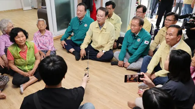 윤재옥 국민의힘 원내대표와 의원들이 비 피해로 대피한 충북 괴산군 주민들을 만나 이야기하고 있다