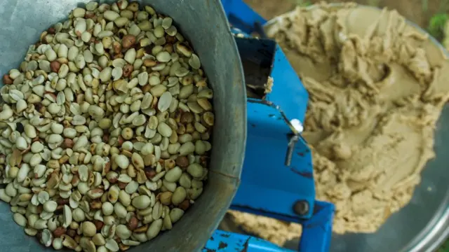 Ginding machine dey grind groundnut