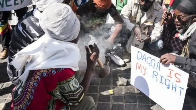 Watu wakivuta bangi nje ya mahakama ya katiba nchini Afrika Kusini baada ya ukuzaji na uvutaji kuhalalishwa