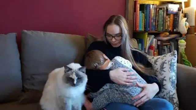 سامانتا نیمو که به تازگی مادر شده است، تنهایی خود را با سرودن شعر پر می‌کند