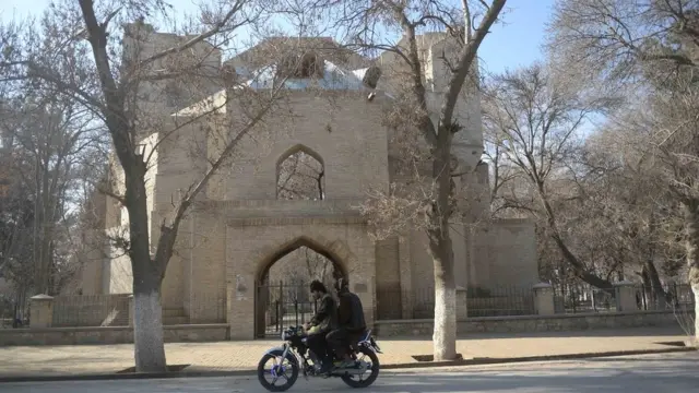 تصویری از رواق مدرسه سید سبحان قلی خان