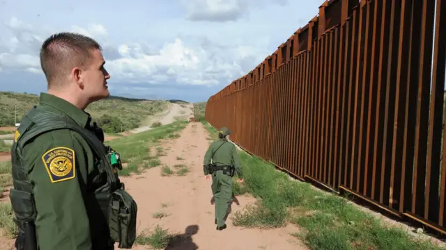 ABD - Meksika sınırının Arizona bölümünde Amerikan askerleri devriye geziyor.