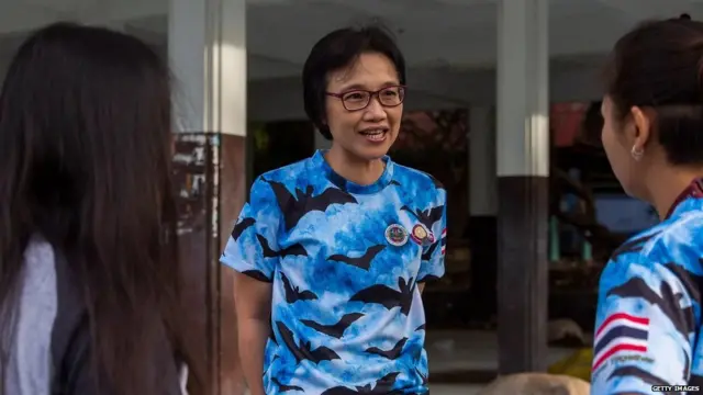 अपनी टीम से बात करतीं सुपापोर्ण