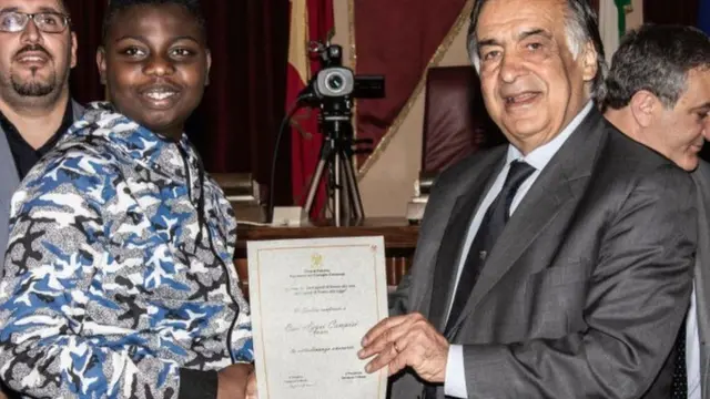 পালের্মোর অভিবাসী বান্ধব মেয়র লিউলুকা অর্লান্ডো (ডানে) একটি নাগরিকত্ব প্রদান অনুষ্ঠানে