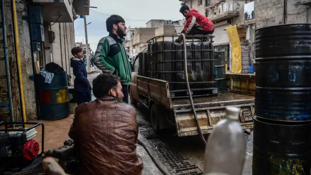پخش نفت در شهر اعزاز سوریه، صادرات نفت قبلا از جنگ منبع درآمد اصلی این کشور بود