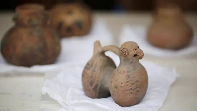Objeto chimú encontrado en una tumba.