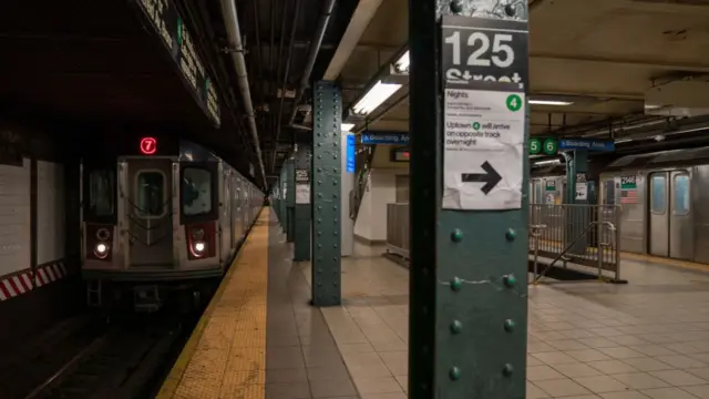 محطة مترو الأنفاق خالية من الركاب