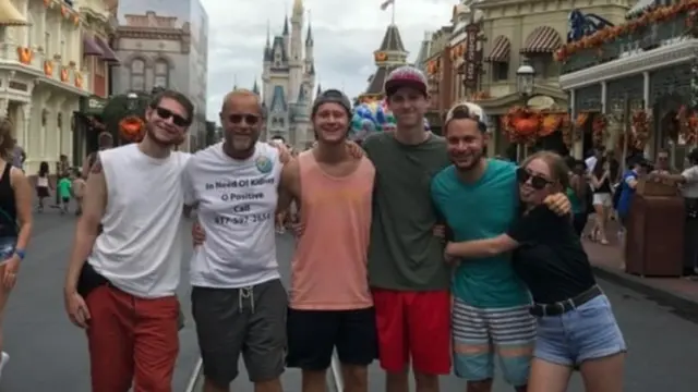 পাঁচ সন্তানের সাথে ডিজনি ওয়ার্ল্ডে রবার্ট লেবোইৎস