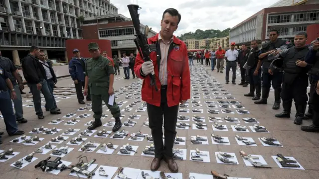 El Aissami con armas incautadas.