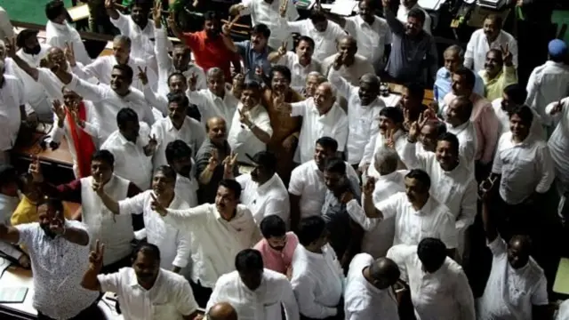 कर्नाटक विधानसभा में एचडी कुमारस्वामी के विश्वासमत हार जाने के बाद 'विक्ट्री साइन' बनाते बीजेपी विधायक