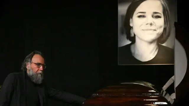 "পুতিনের মস্তিষ্ক" নামে পরিচিত আলেকজান্ডার দুগানের কন্যা দারিয়া সম্প্রতি বোমা হামলায় নিহত হয়েছেন।