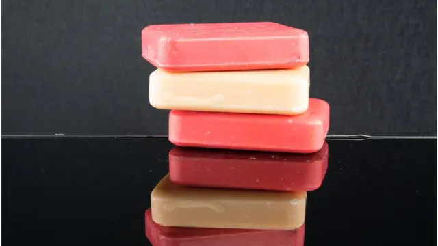 کتاب هملین از صنعت محصولات بهداشتی انتقاد می‌کند