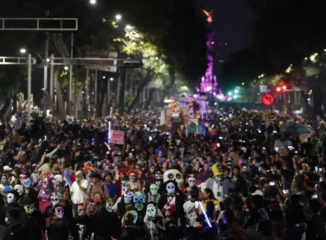 Asistentes al desfile de Día de Muertos