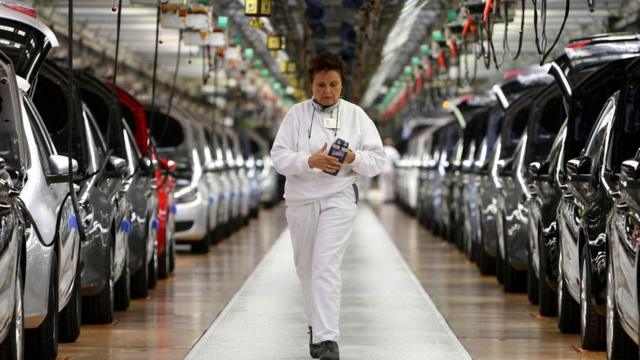 Готовые автомобили на конвейере завода Volkswagen в Германии