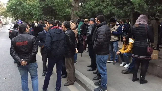 məhkəmə binasının qarşısı