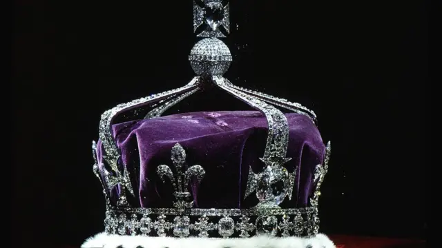 A coroa da rainha mãe, feita de platina e contendo o famoso diamante Koh-i-noor
