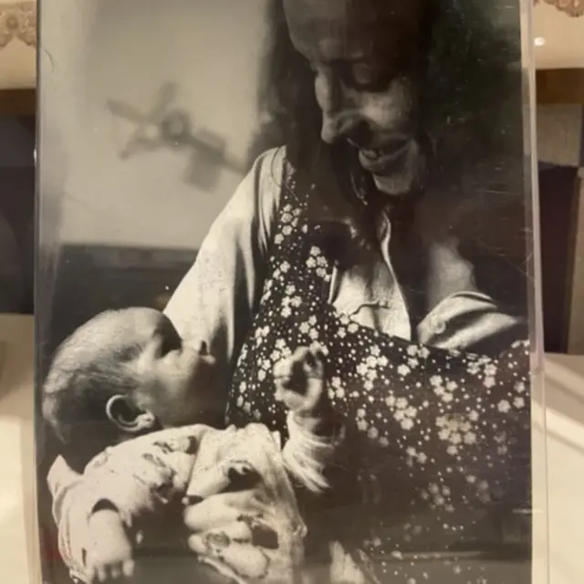 Esther Felipe con su hija Paula en brazos