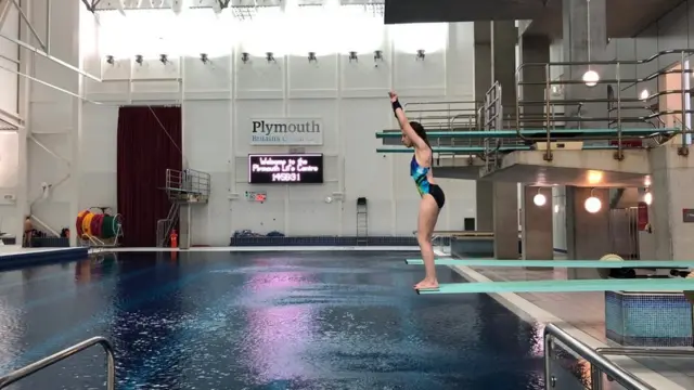 Maddy sobre el trampolín.