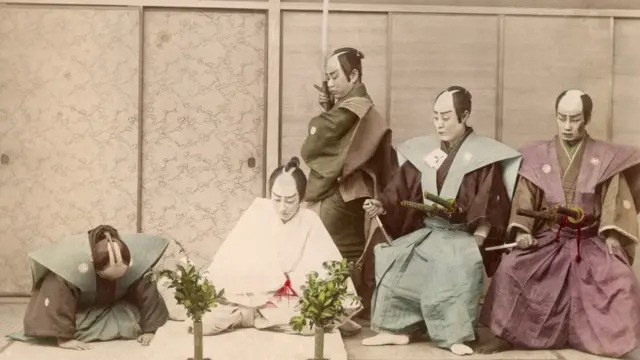 জাপানে ঐতিহাসিকভাবে প্রচলিত 'সম্মানজনক আত্মহত্যা'র ঐতিহ্যকে দায়ী মনে করেন অনেকে