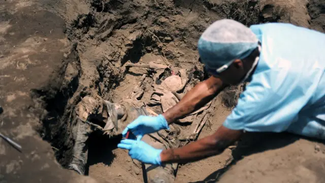 Israel Ticas durante una exhumación en El Salvador.