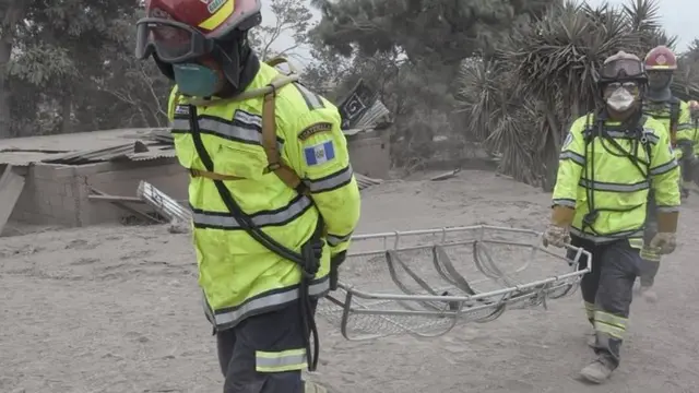 Rescatistas con una camilla vacía