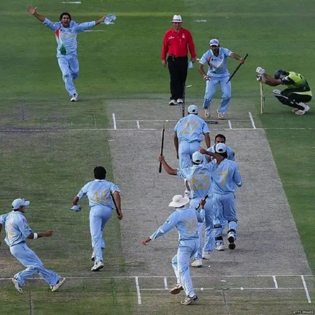 24 ਸਤੰਬਰ 2007, ਆਊਟ ਹੋਣ ਤਂ ਬਾਅਦ ਨਿਰਾਸ਼ ਬੈਠੇ ਮਿਸਬਾਹ ਅਤੇ ਖ਼ੁਸ਼ੀ ਵਿੱਚ ਖੀਵੀ ਭਾਰਤੀ ਟੀਮ