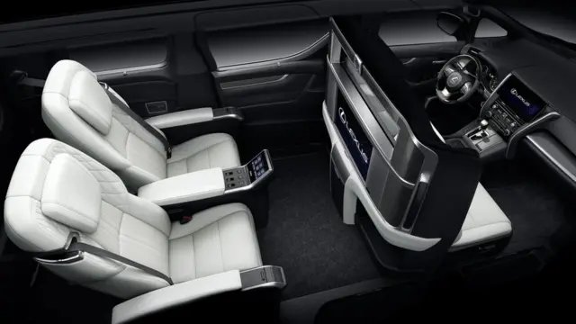 در لوکس‌ترین حالت می‌توان لکسوس LM را با دو صندلی در عقب سفارش داد