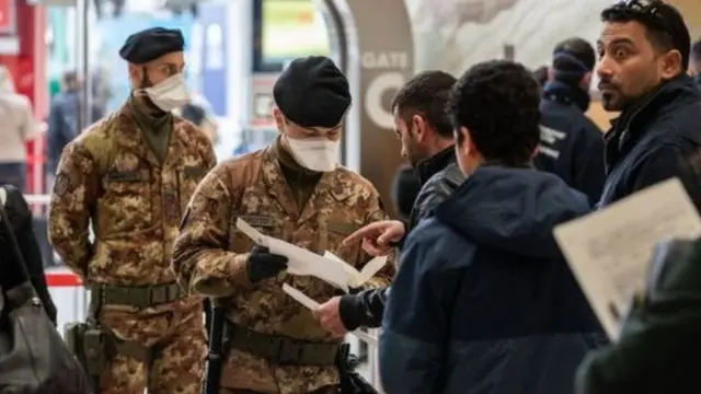 意大利军人检查旅行许可