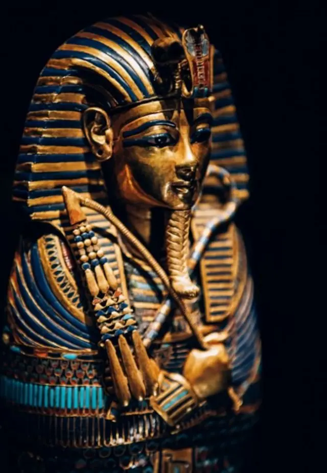 Золотой, инкрустированный драгоценными камнями погребальный саркофаг Тутанхамона