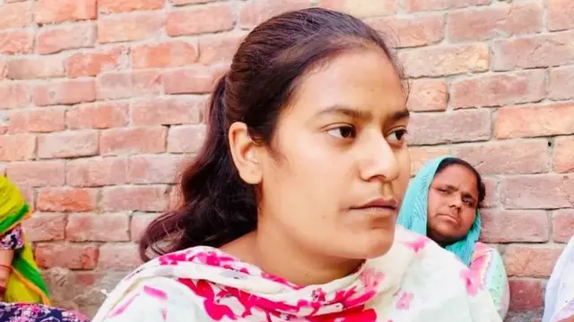 ਮੋਨਿਕਾ ਨੇ ਦੱਸਿਆ ਕਿ ਉਸ ਉਸ ਦੇ ਪਿਤਾ ਖੇਤ ਮਜ਼ਦੂਰ ਵਜੋਂ ਕੰਮ ਕਰਕੇ ਆਪਣਾ ਪੇਟ ਪਾਲਦੇ ਸਨ