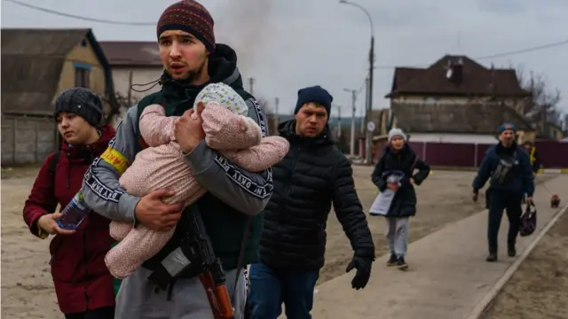 Civiles huyendo de Irpín.