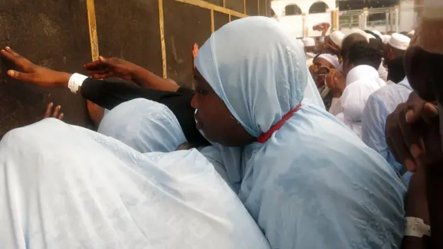 Le pélerin doit tourner sept fois autour de la Kaaba et idéalement toucher la pierre noire qui y est incrustée, l’une des étapes du hajj.