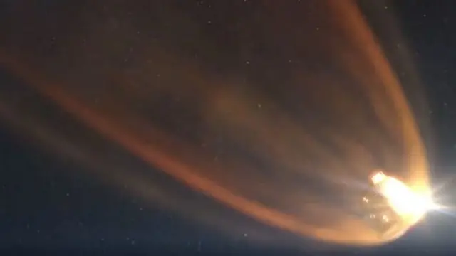 返回艙會以極快速度接近地球大氣層。