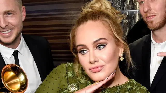 ادل خپله جایزه ولې بیانسي ته ډالۍ کړه؟