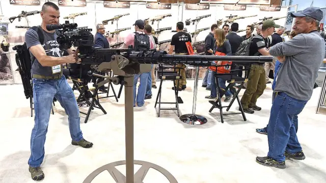 Мужчина с пулеметом 50-го калибра