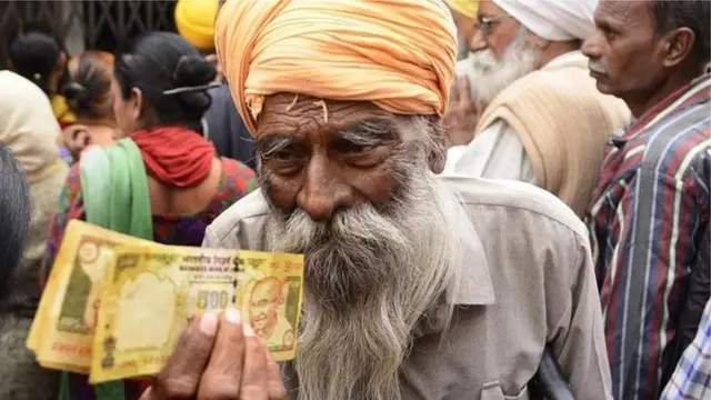 બૅન્ક બહાર વૃદ્ધ વ્યક્તિ