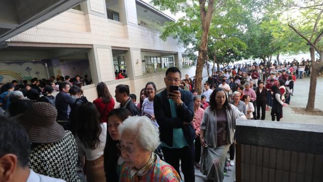 大批民众在台中东兴国小排队等待投票