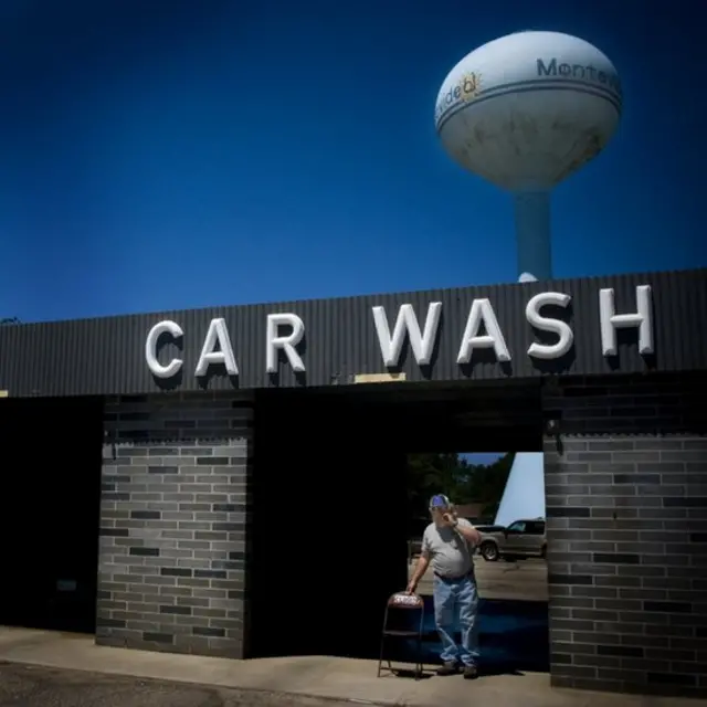 Negocio de lavado de autos y vista del tanque de agua de Montevideo.