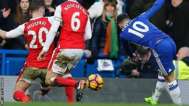 Eden Hazard yandagaje abakinnyi b'inyuma ba Arsenal muri 3-1 Chelsea yatsinze Arsenal mu kwa kabiri.
