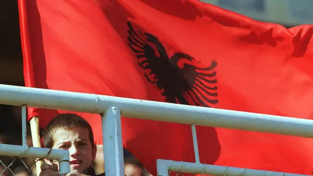 Мальчик с флагом на предвыборном митинге партии Демократическая лига Косова (21 октября 2000 года)