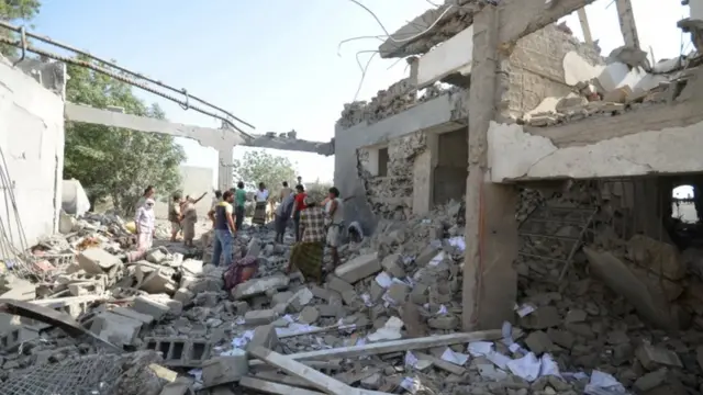 دمار شامل للعديد من المباني المستهدفة في اليمن