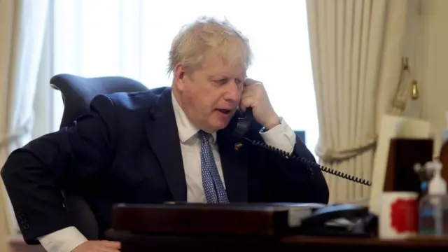 Boris Johnson speaking to Volodymyr Zelensky on the phone